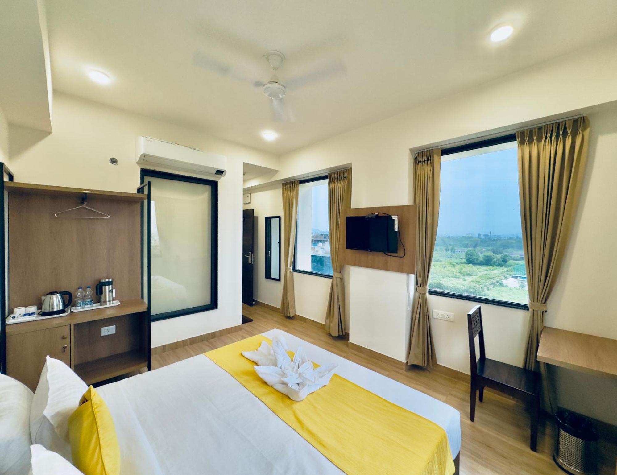The Glance Inn Udaipur By Naina Staycation - Rooftop Swimming Pool ! Prime Location ! Most Awarded ! Big Parking ! Hotel Udaipur