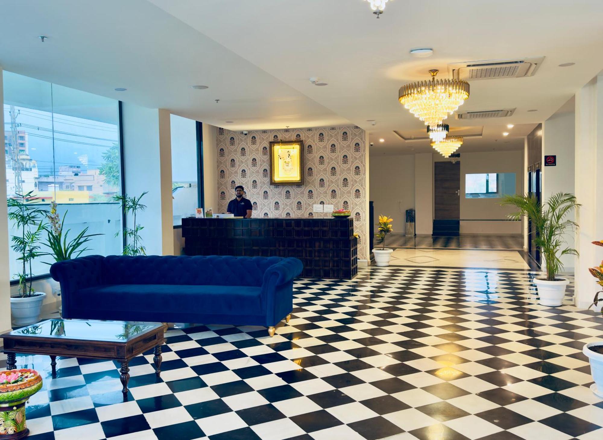The Glance Inn Udaipur By Naina Staycation - Rooftop Swimming Pool ! Prime Location ! Most Awarded ! Big Parking ! *