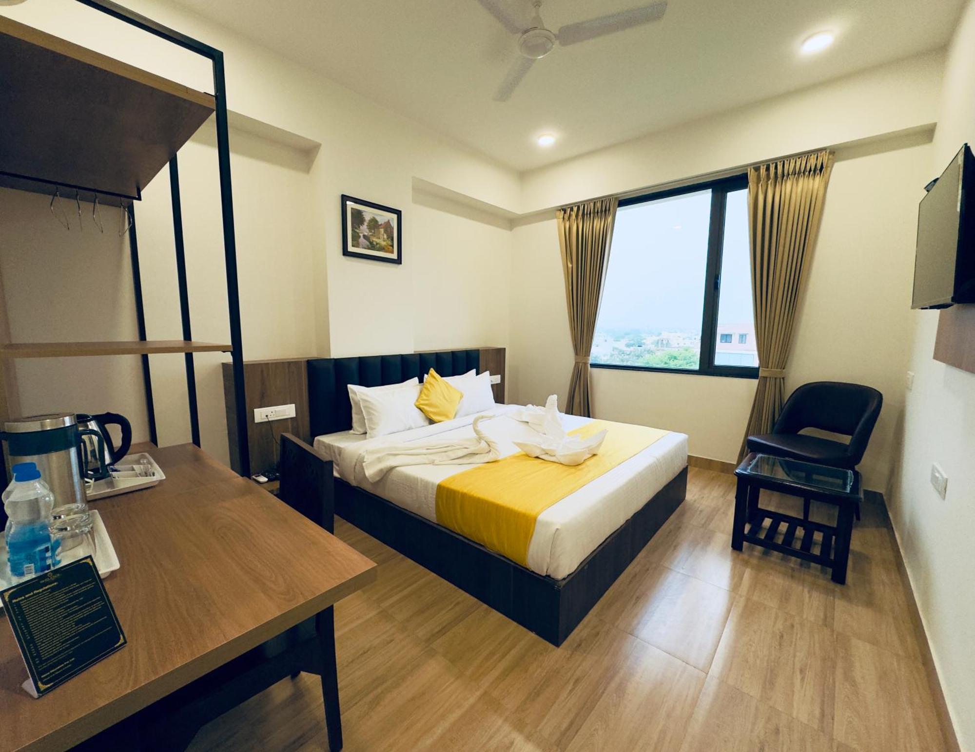 Hotel The Glance Inn Udaipur By Naina Staycation - Rooftop Swimming Pool ! Prime Location ! Most Awarded ! Big Parking !