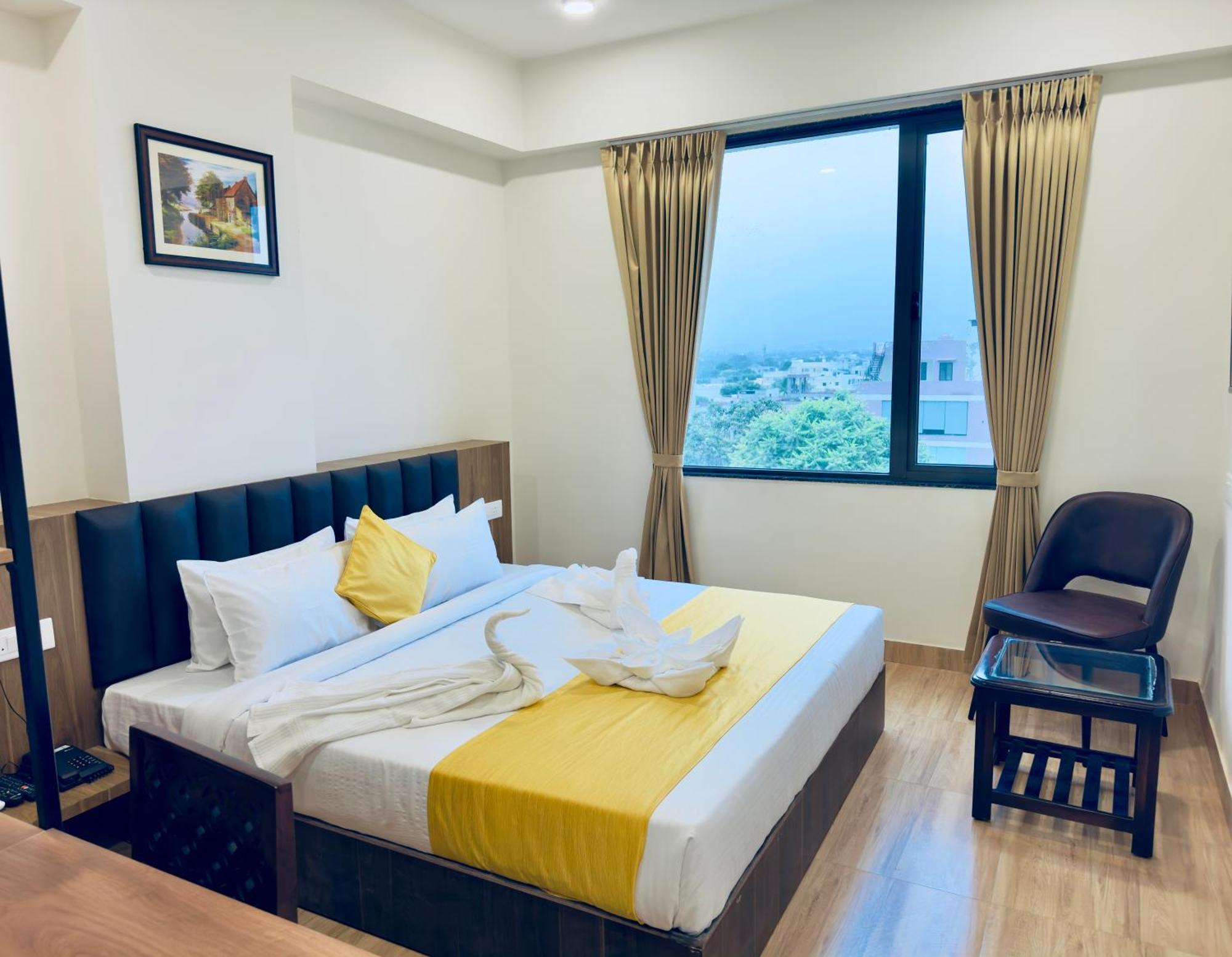 The Glance Inn Udaipur By Naina Staycation - Rooftop Swimming Pool ! Prime Location ! Most Awarded ! Big Parking ! Udaipur