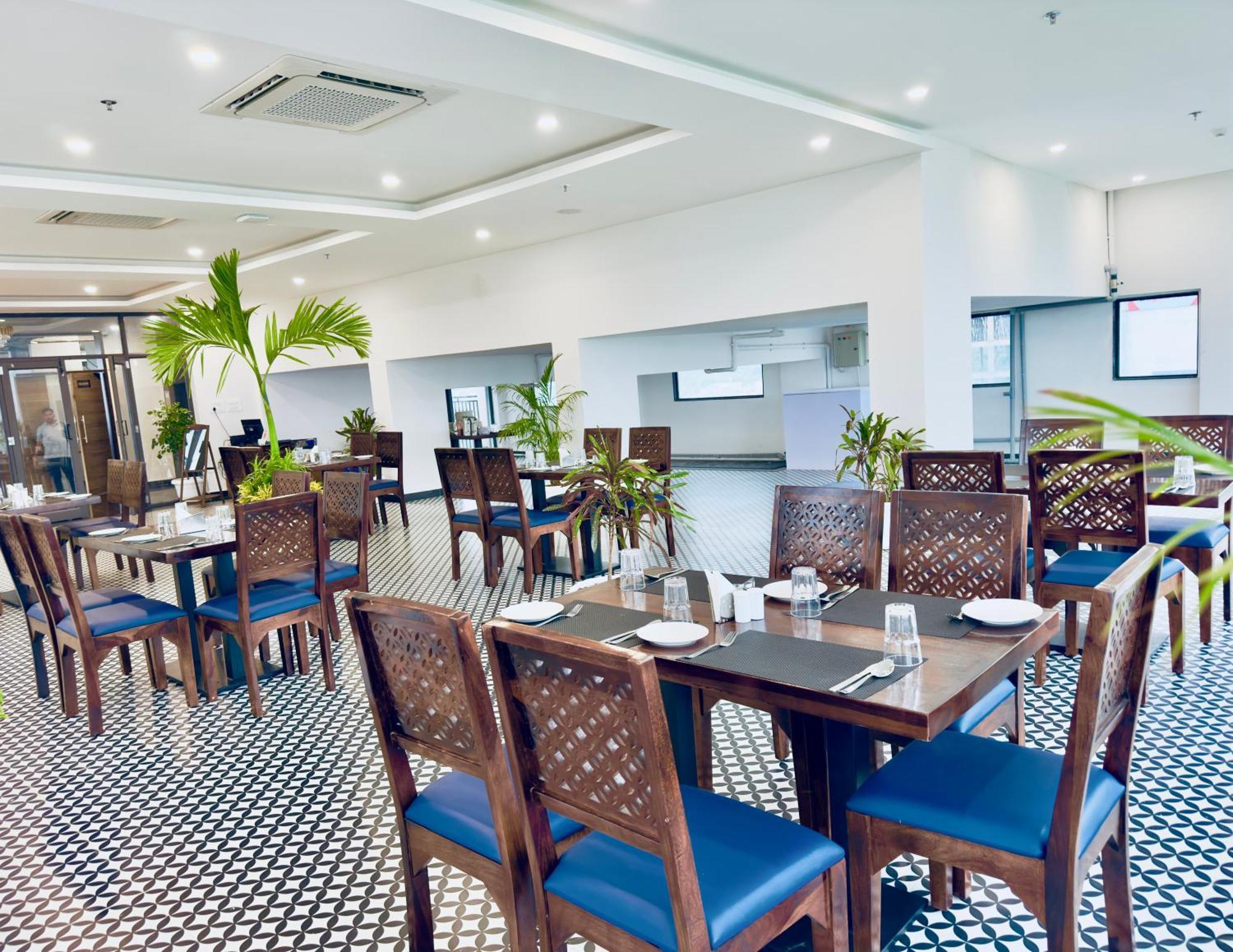 Hotel The Glance Inn Udaipur By Naina Staycation - Rooftop Swimming Pool ! Prime Location ! Most Awarded ! Big Parking ! *