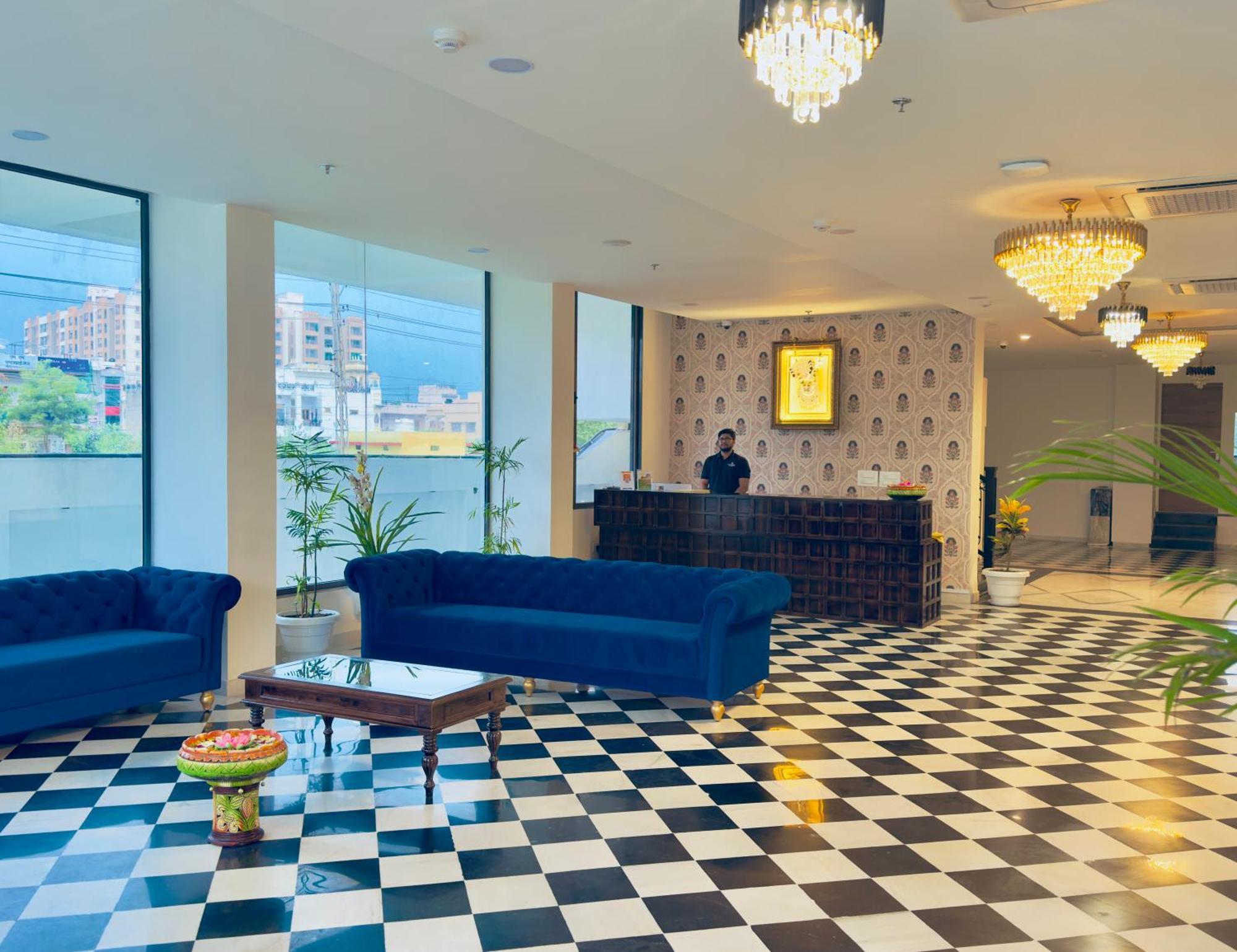 The Glance Inn Udaipur By Naina Staycation - Rooftop Swimming Pool ! Prime Location ! Most Awarded ! Big Parking ! *
