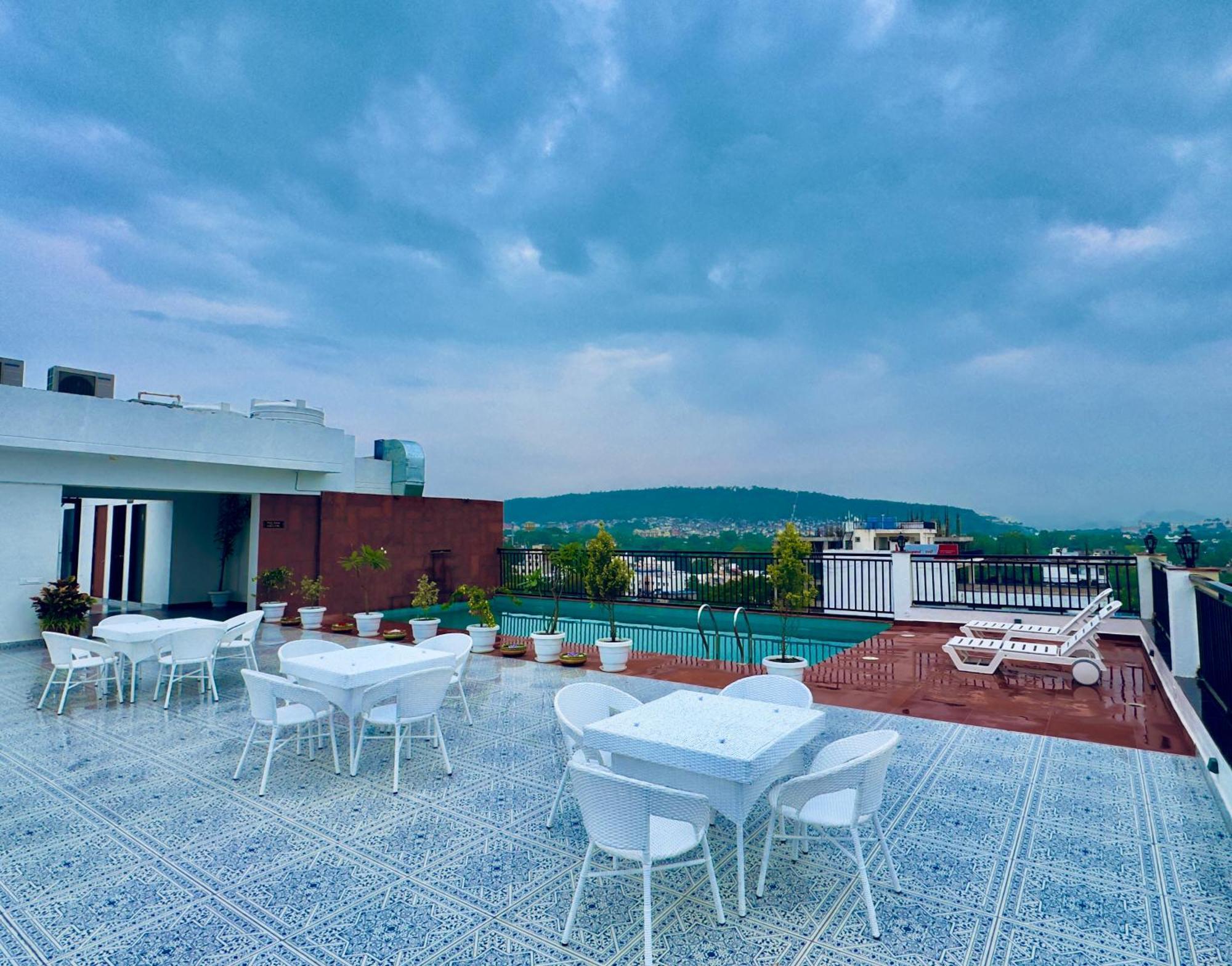 The Glance Inn Udaipur By Naina Staycation - Rooftop Swimming Pool ! Prime Location ! Most Awarded ! Big Parking ! Hotel