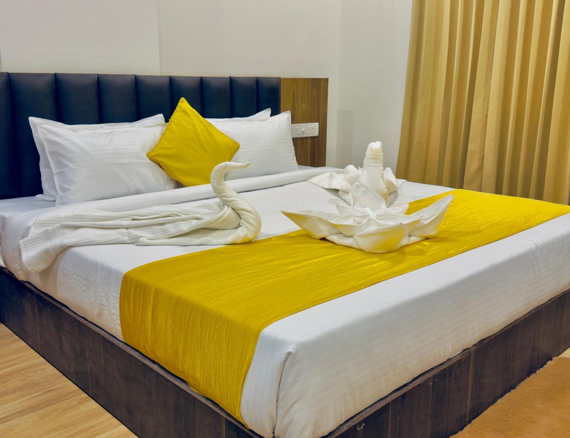 The Glance Inn Udaipur By Naina Staycation - Rooftop Swimming Pool ! Prime Location ! Most Awarded ! Big Parking !