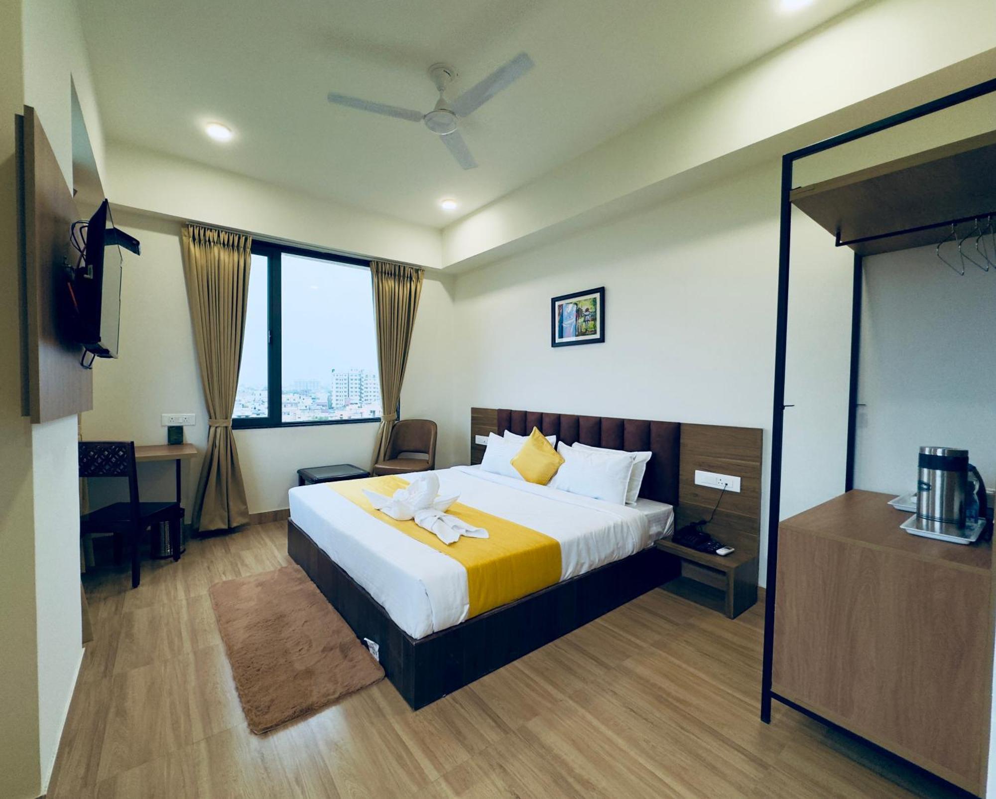 Hotel The Glance Inn Udaipur By Naina Staycation - Rooftop Swimming Pool ! Prime Location ! Most Awarded ! Big Parking !