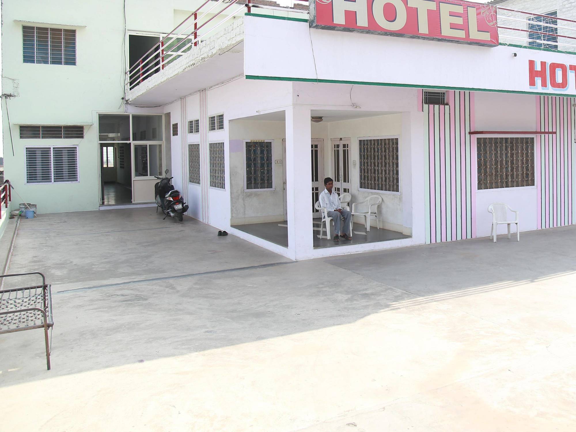 Ramnivas Hotel