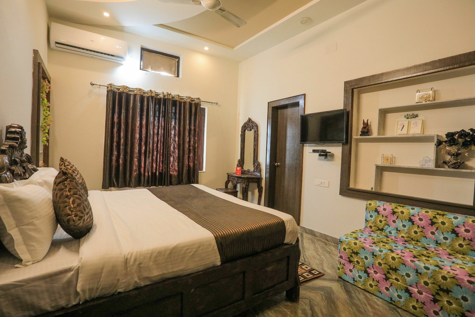 Oyo 10286 Heritage 3bhk Near Hiran Magri *