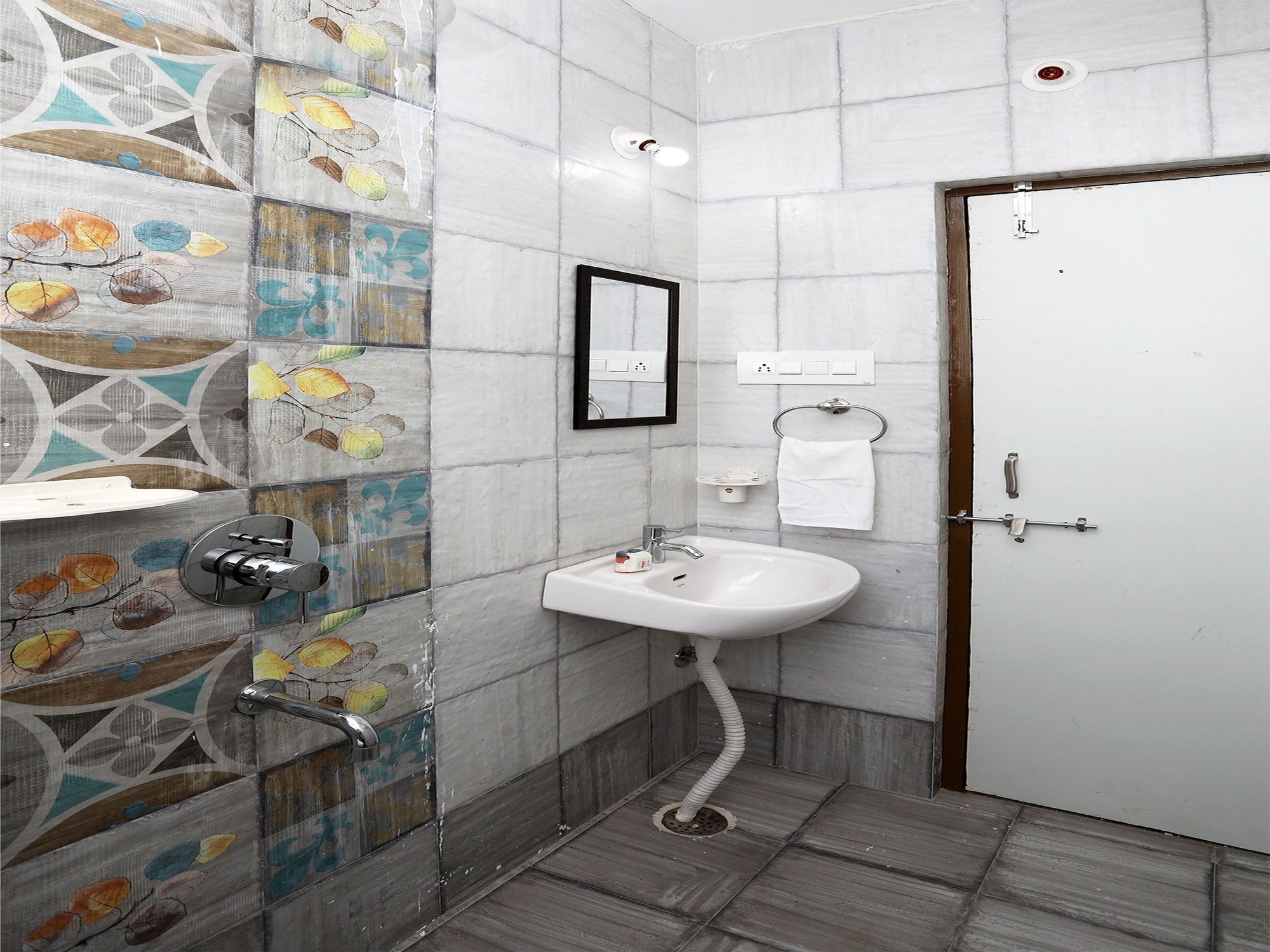 Oyo 11075 Modern 3bhk Gulab Bagh