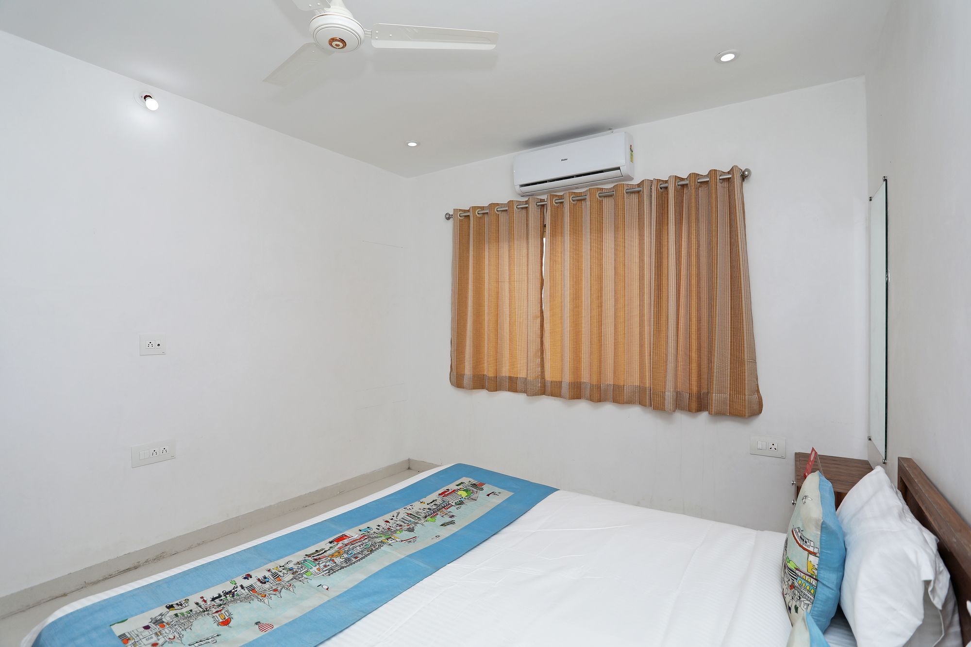 Oyo 11075 Modern 3bhk Gulab Bagh 2*