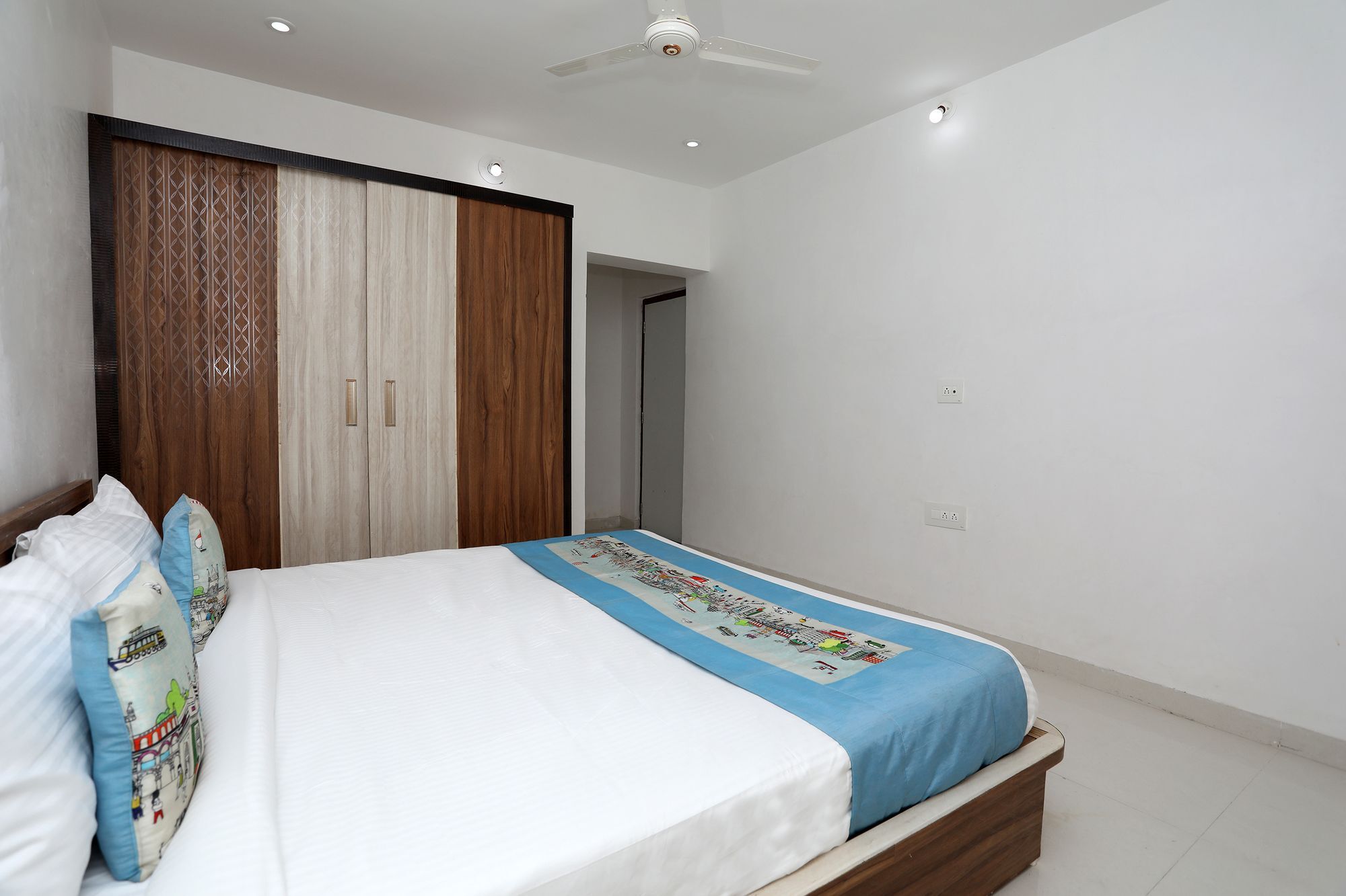 Oyo 11075 Modern 3bhk Gulab Bagh Hotel