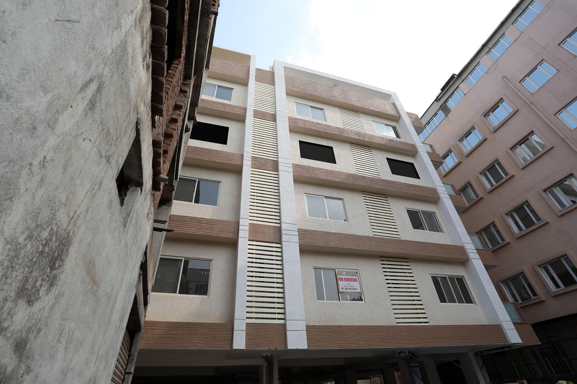 Oyo 11075 Modern 3bhk Gulab Bagh Hotel