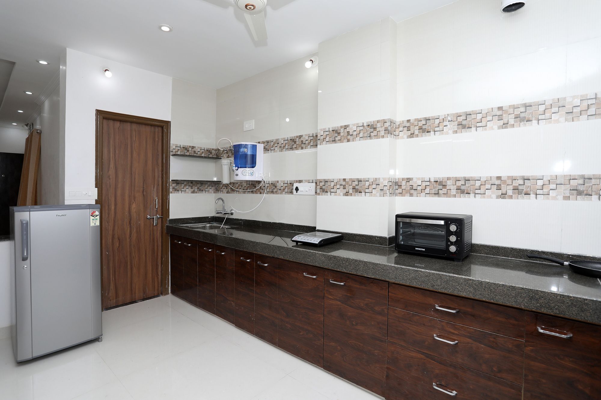 Oyo 11075 Modern 3bhk Gulab Bagh Hotel