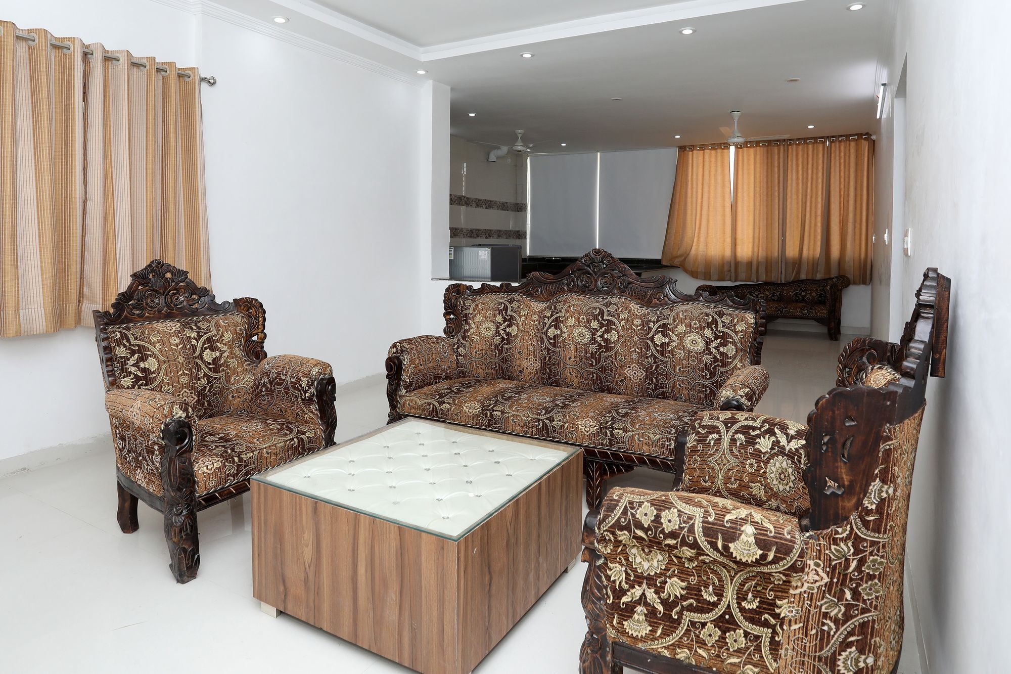 Hotel Oyo 11075 Modern 3bhk Gulab Bagh 2*