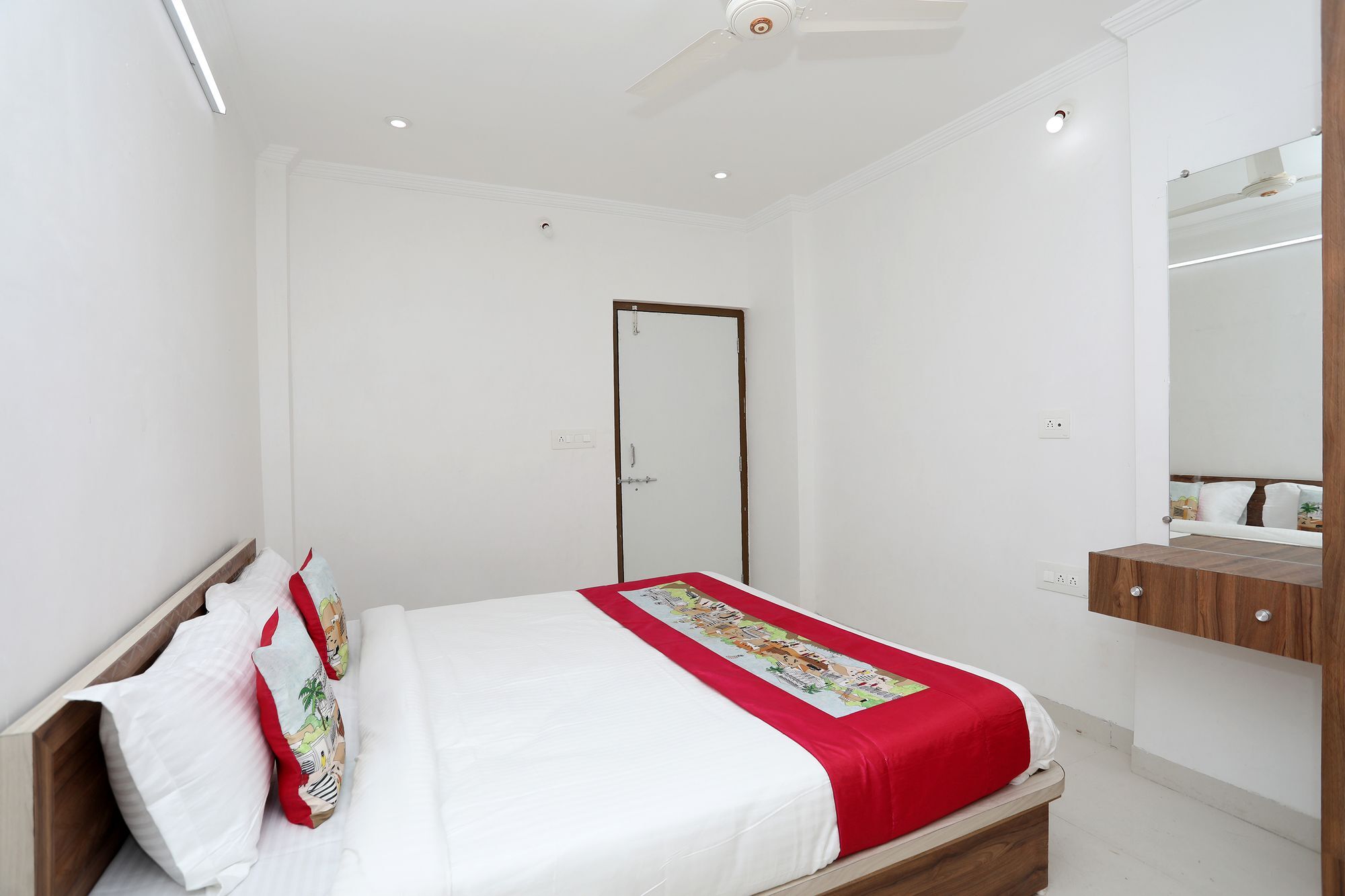 Oyo 11075 Modern 3bhk Gulab Bagh Hotel Udaipur